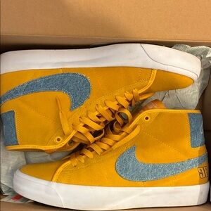 Nike Men's Sneakers in Yellow and Blue